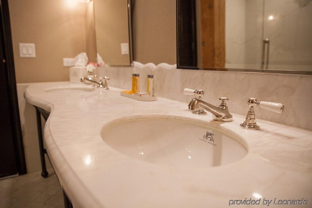 The Charmant Hotel Ла-Кросс Экстерьер фото